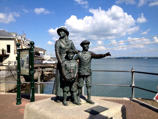 Irlanda - Cobh - Estatua Annie Moore